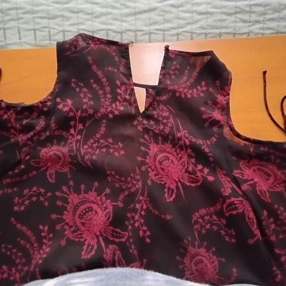 Express Cold Shoulder Red Black Ties Sleeves Soulders Silky Material V Neck - Picture 4 of 7